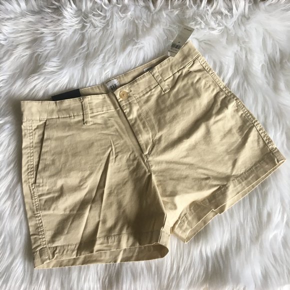 NWT Women  Uniform Petite Gap 5'' Mid Rise Khaki Shorts with Washwell™ - Picture 2 of 3